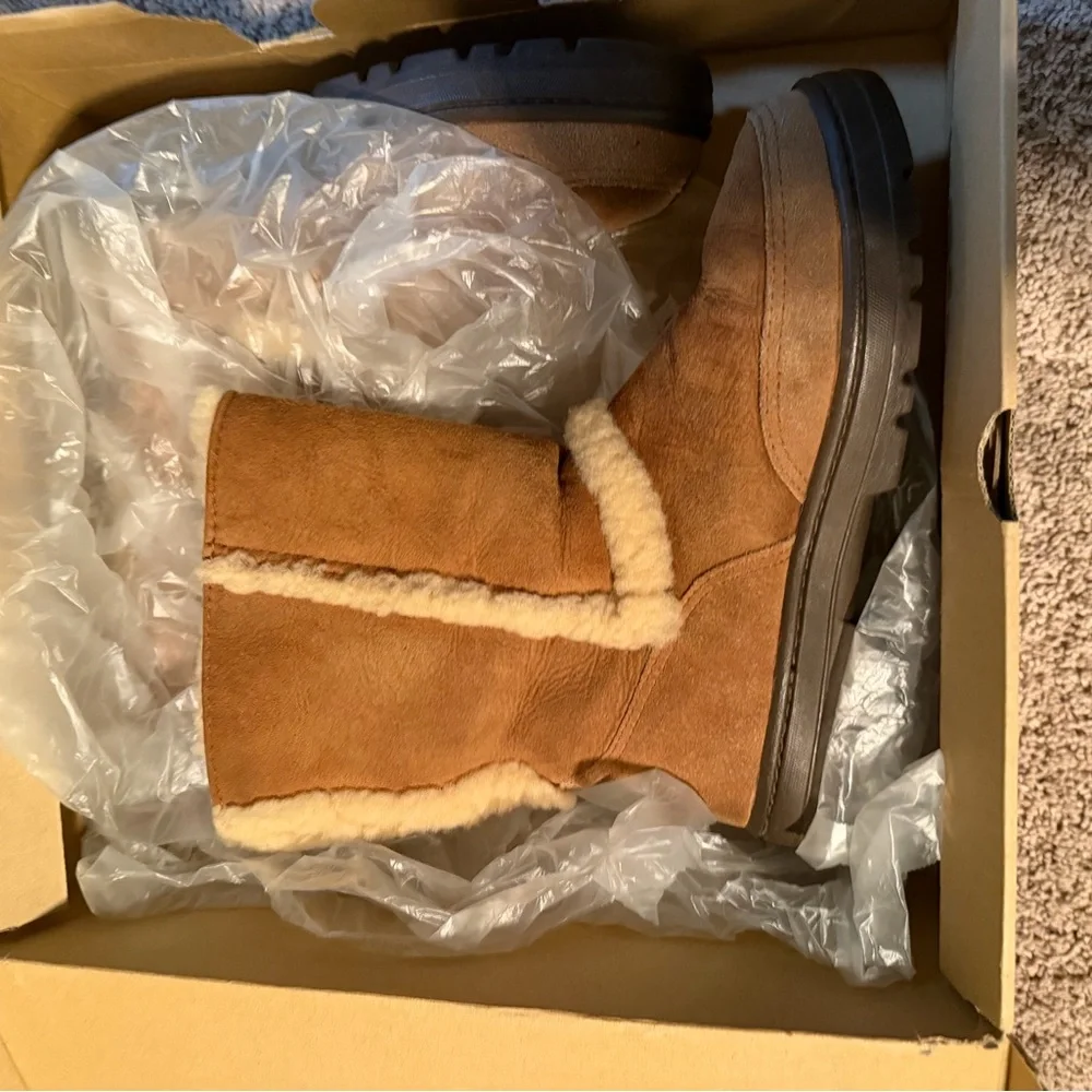 Like New Worn Once UGG Women's Mid-Calf Shearling Boots in Chestnut Brown - Picture 15 of 15